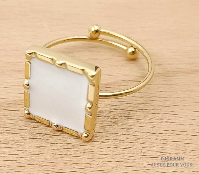 Bague-acier-ajustable-anneau-dore-carre-blanc