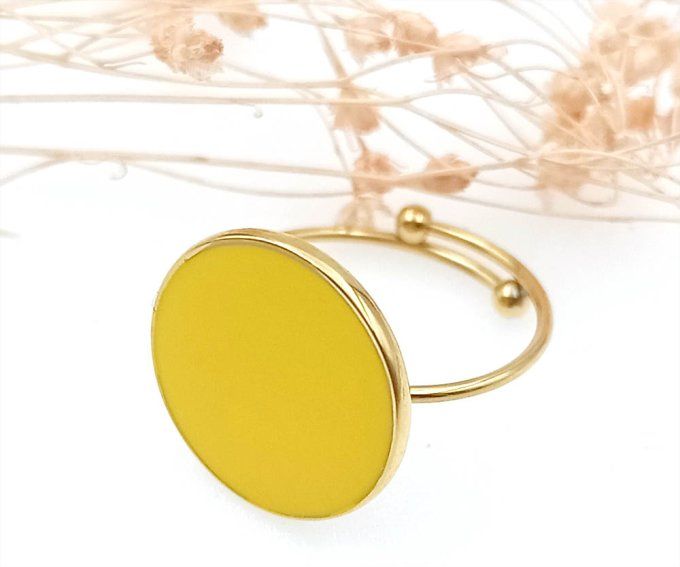 Bague-acier-ajustable-capochon-rond-émail-jaune