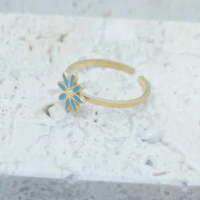 Bague enfant en acier doré avec marguerite bleue émaillée, bijou ajustable pour fille de 5 à 10 ans