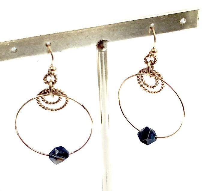 Boucles-oreilles-acier-dore-anneaux-pierre-noir-agate