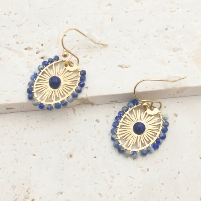 Comment porter les boucles Soleil Bleu ? Ces boucles se marient facilement à tous les styles :  Pour