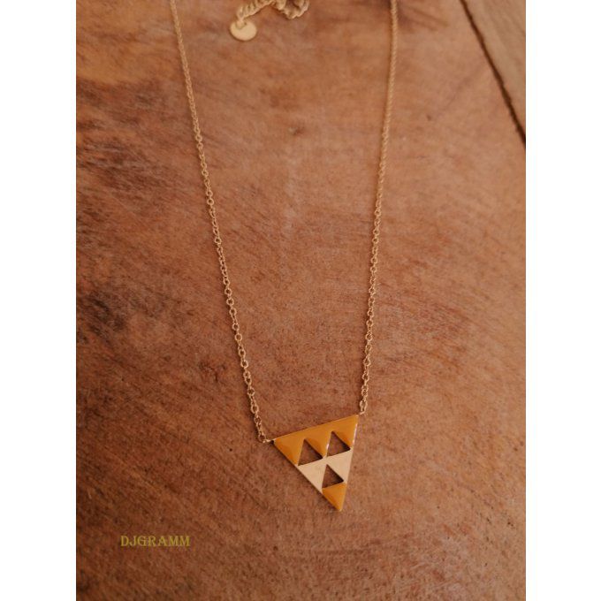 collier-acier-triangle-email-jaune-ocre