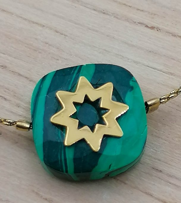 Collier-acier-dore-medaille-pierre-malachite-soleil-rayon