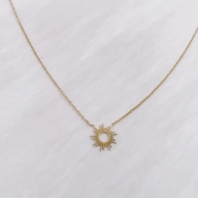 Collier en acier inoxydable aux rayons du soleil