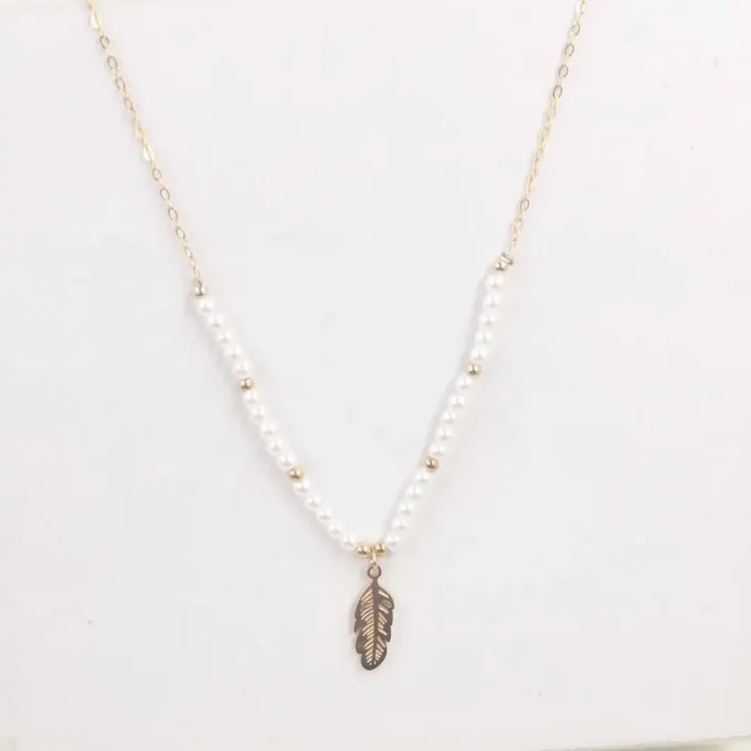 collier-acier-inoxydable-dore-perles-blanches-nacre-dore-pendentif-plume
